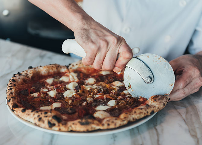 Une pizza rustique au four à bois à Fabricca (©The McEwan Group)